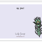 Achterkant wenskaart pauw met daarop de teskt 'op jou! en een pauwenveer.