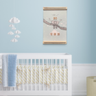 Voorbeeld babykamer met boven het bedje de geboorteposter