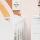 Voorbeeld babykamer met boven het bedje de geboorteposter