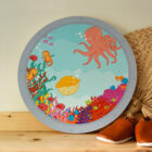 Wandcirkel hout met thema Oceaan. Het lijkt alsof je zo de oceaan in kijkt vanuit een raampje. De zeedieren kunnen gezocht worden en geteld