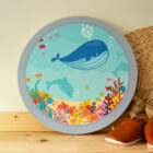 Wandcirkel hout met thema Oceaan. Het lijkt alsof je zo de oceaan in kijkt vanuit een raampje. De zeedieren kunnen gezocht worden en geteld