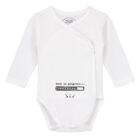 Witte baby overslag romper met tekst 'Work in progress....' met een laadbalkje erbij en pijltjes die naar beneden wijzen