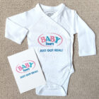 Voorbeeldfoto romper met grappige tekst en bijpassende kaart