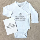 Voorbeeldfoto romper met grappige tekst en bijpassende kaart