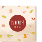 Geboortekaartje jungle met daarop een donker rode cirkel in het midden waar de naam en geboortedatum kunnen en daarom heen verschillende jungle diertjes en plantjes